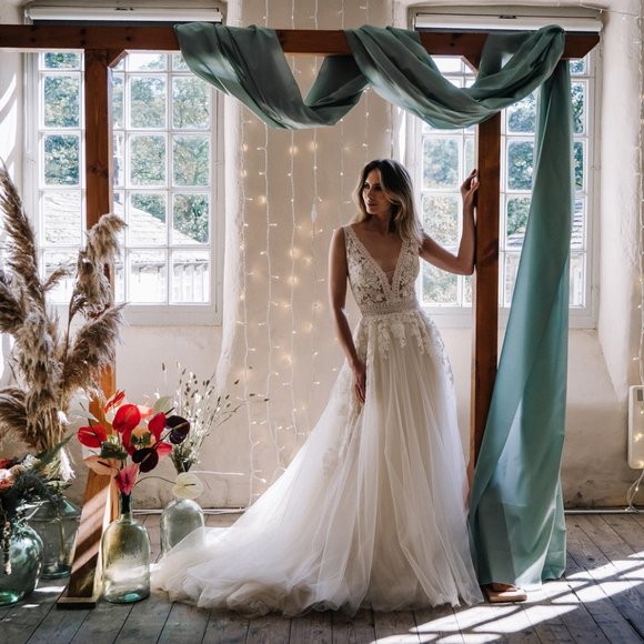 Wedding Dress - Picture 4 of 13